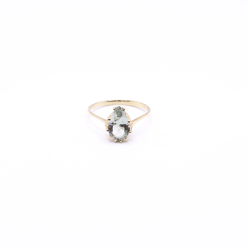 Green Amethyst Ring - Controlled Light