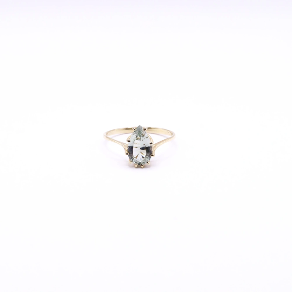 Green Amethyst Ring - Controlled Light