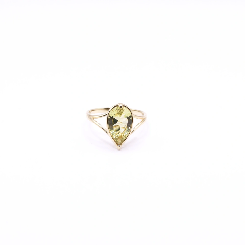 Golden Quartz Ring - Warm Light